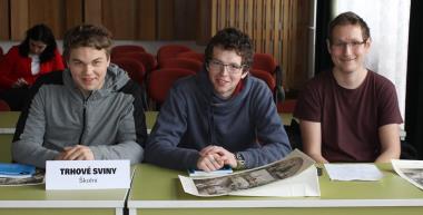 Trojice úspěšných studentů v Dějepisné soutěži gymnázií. Zleva: F. Šulista, V. Adam a J. Štangl.